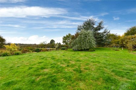 Detached family home in semi-rural location with garden and garage - Photo 2