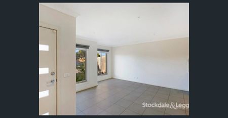 2 BEDROOM HOME CLOSE TO EVERYTHING WITH AIR CON! - Photo 3