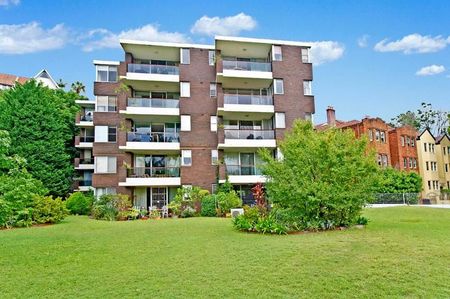 Newly Updated and Light Filled Apartment With Harbour Views - Photo 2