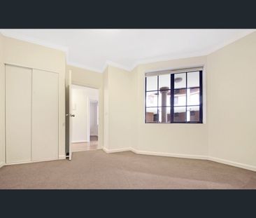 Spacious Three-Bedroom Apartment in a Prime Lifestyle Location - Photo 5