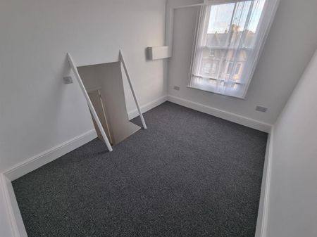 London Road South, Lowestoft - Photo 3