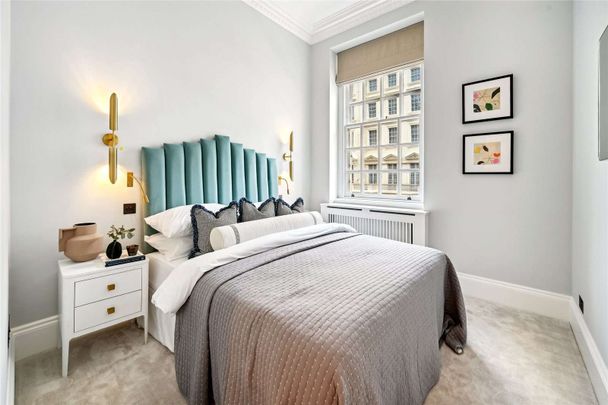 Newly presented three bedroom flat in the heart of Belgravia. - Photo 1