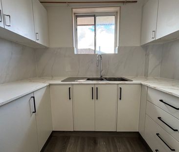 Light filled 3 bedroom - Photo 3