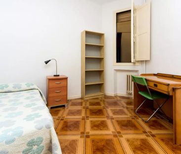 Huge room with shelving in shared apartment, Puerta del Sol - Foto 5