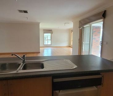 Spacious Family Home in Premium Lynbrook Location - Photo 5