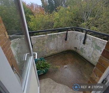 3 bedroom flat to rent - Photo 4