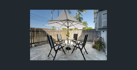 Great location with water views! - Photo 2