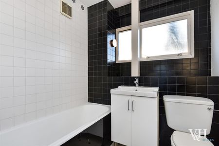 Westfield, Ashtead - Photo 5