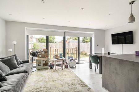 4 bedroom semi detached to rent - Photo 2