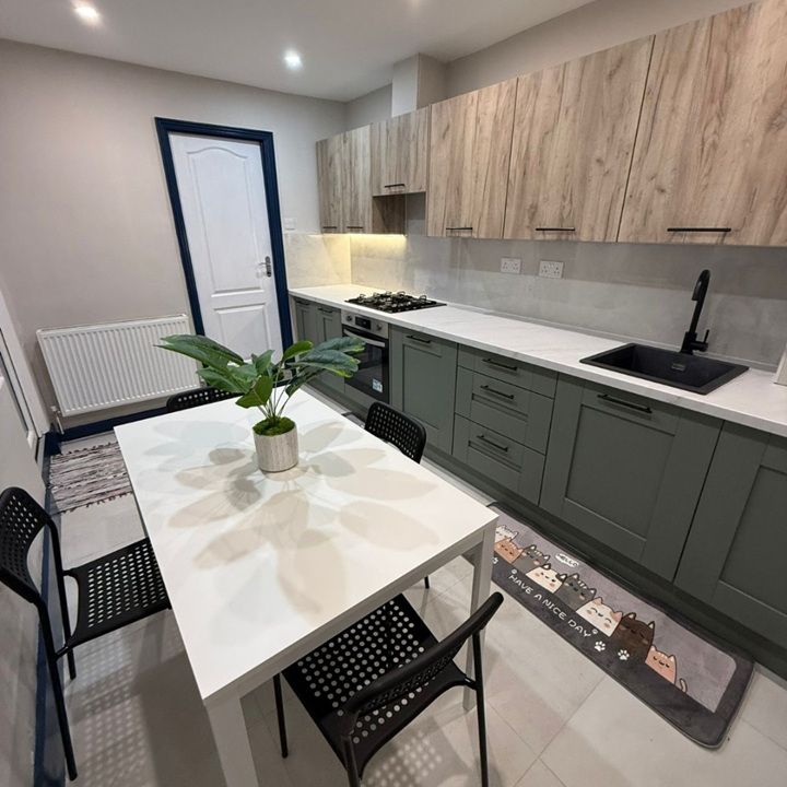 Room in a Shared House, Whitehorse Road, CR7 - Photo 1