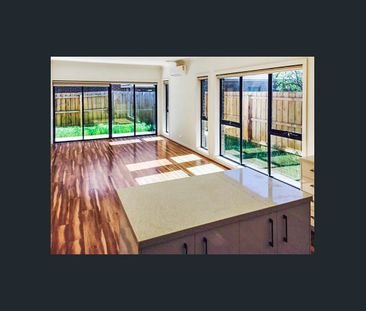 Modern TWO bedroom townhouse waiting just for you. - Photo 1