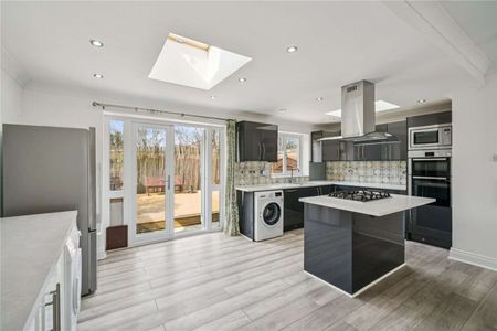 A four bedroom family home. - Photo 4