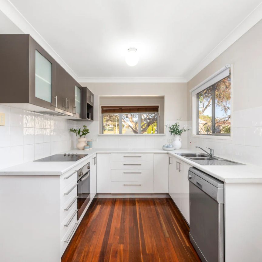 3 Bedroom house Redcliffe Contact Julie Sykes 0438 050 110 6 month lease offered - Photo 1