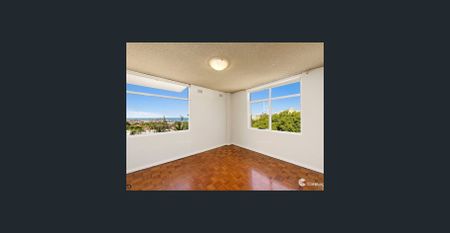 Sunny Apartment With Views, Balcony & Parking - Photo 2