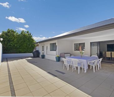 BEAUTIFUL DREAM FAMILY HOME IN BUSHLAND BEACH - Photo 3