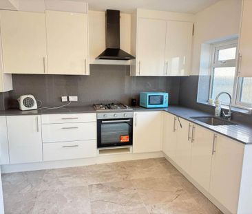 4 bedroom semi-detached house to rent - Photo 6