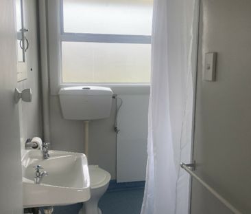 Compact 1-bedroom unit - Photo 5