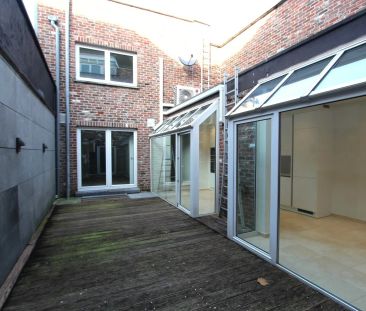 GELIJKVLOERS APPARTEMENT IN HET CENTRUM - Photo 1