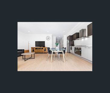 Stunning 3-Bedroom Townhouse in Prime Location! - Photo 2