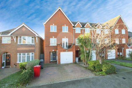 4 bedroom end of terrace house to rent - Photo 2