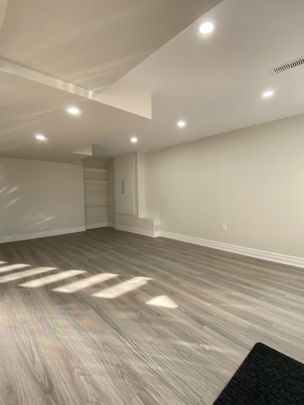 For Lease - 30 MEADOW VISTA Crescent Unit# Basement-Legal walk out, East Gwillimbury, Ontario - Photo 1