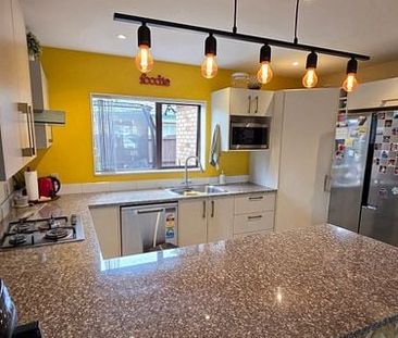 Spacious 5BR Family Haven in Takanini - Photo 2