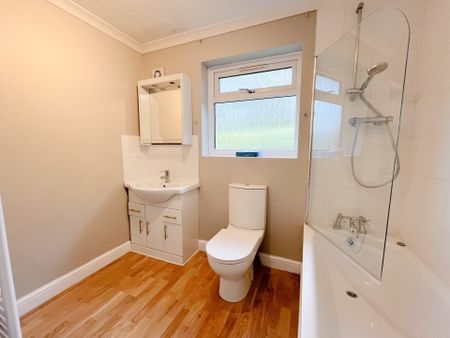 Main Street, Lincoln, Scothern - Photo 5