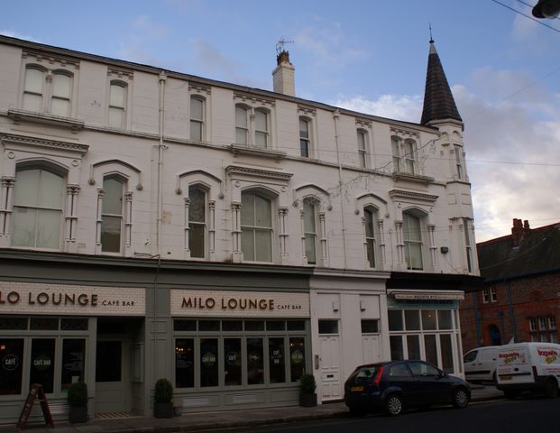 Charming 1 Bedroom Turret Apartment - Photo 1