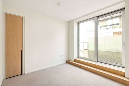 A beautifully presented sixth floor apartment with roof terrace. - Photo 2