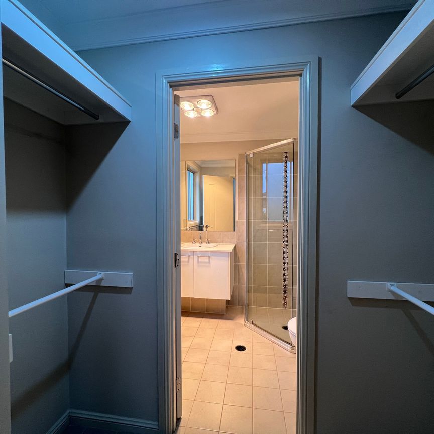 Gladesville - Photo 1