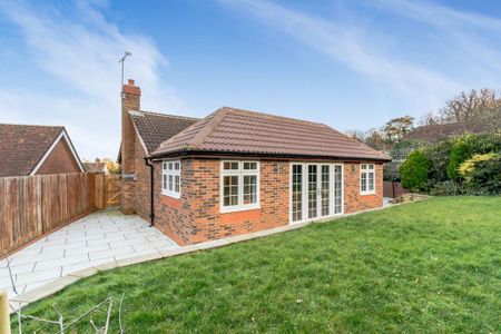 5 bedroom bungalow to rent - Photo 2