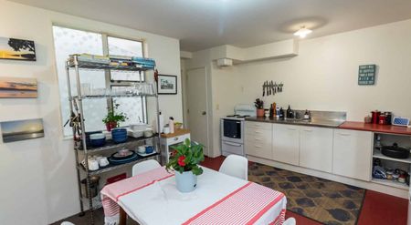 Spacious 4-Bedroom Taranaki St - Photo 4