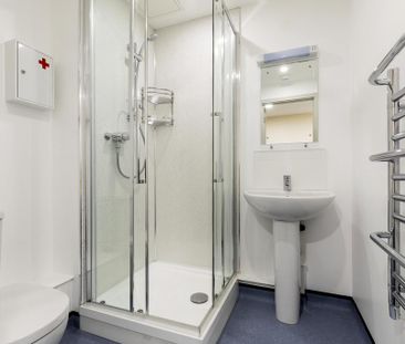 1 bedroom in a house share to rent - Photo 3