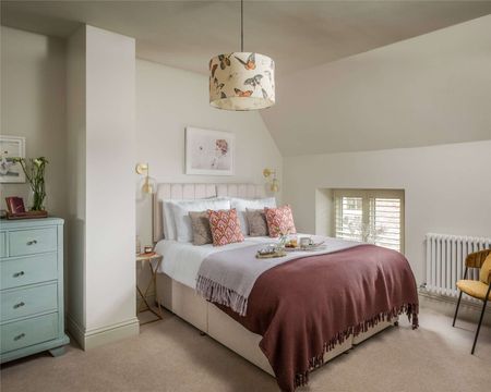 A stylish Cotswold house in a renowned village - Photo 4