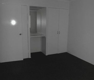 Ground Floor Two Bedroom Unit - Walk to Water - Photo 3