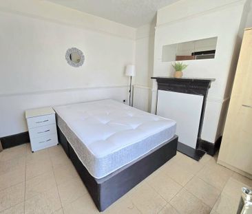 1 bedroom in a flat share to rent - Photo 2