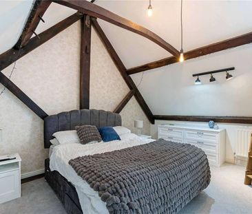 Fantastic, renovated one bedroom maisonette apartment. - Photo 4