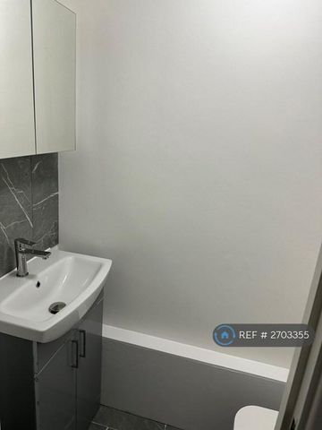 4 bedroom terraced house to rent - Photo 4