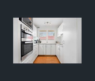 Spacious Top-Floor Apartment, Convenient Location! - Photo 5