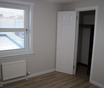 IMMACULATE 2 BED FLAT – BROCHTIE COURT, BROUGHTY FERRY - Photo 1