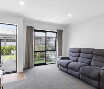 STUNNING & CONVENIENT CENTRAL LIVING! - Photo 3