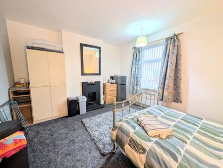 1 bedroom in a house share to rent - Photo 4