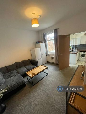 1 bedroom in a house share to rent - Photo 2