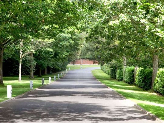 A beautifully presented two bedroom second floor apartment with views over the Charters estate. - Photo 1