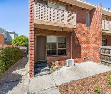 Great Location! 2 Bedroom Townhouse! - Photo 5