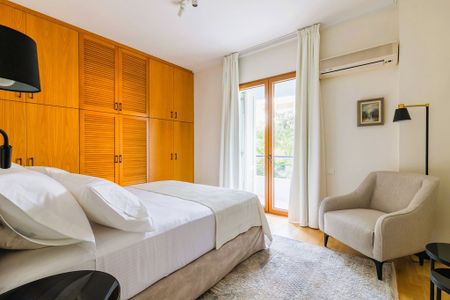 Ενοικιάζεται εξαιρετική επιπλωμένη βίλα 650 τ.μ με πισίνα Γλυφάδα ( Γκόλφ) Αθήνα - Photo 3