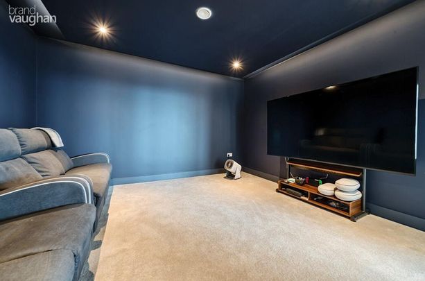 4 bedroom flat to rent - Photo 1