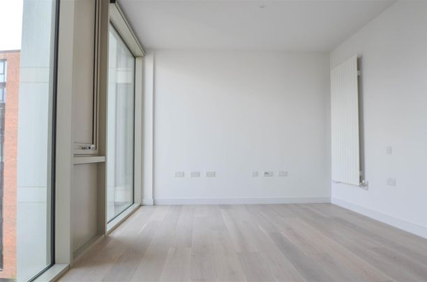 Admiralty Avenue, E16 - Photo 1