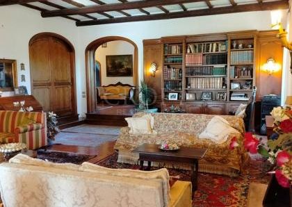 Ardeatina-Divino Amore: Quiet, charming rustic villa, big and well-curated garden, 3 beds, 1 study, 3 baths, living room, kitchen, with terraces , AC and parking space. Ref 2322