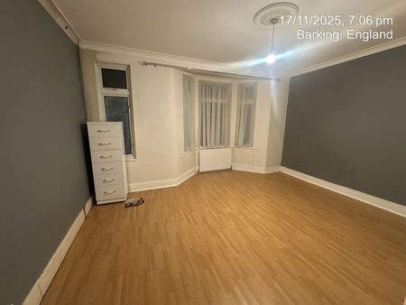 5 Bed Terraced House, Park Avenue, IG11 - Photo 4